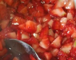 🍓草莓的两种完美美味吃法：①草莓果酱 ②草莓脏脏牛奶🍓（有视频哦）Strawberry jam & Strawberry milk的做法 步骤1