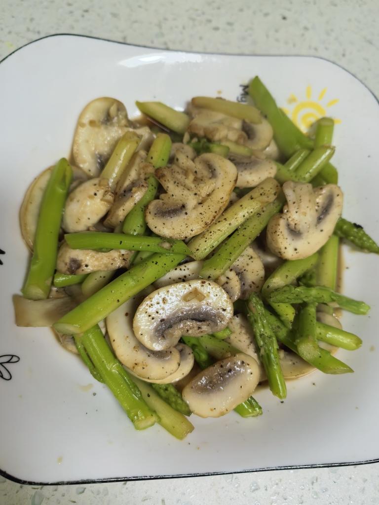 芦笋炒口蘑，口蘑鲜美，芦笋脆嫩。一学就会营养家常菜[味好美香辛时今菜]