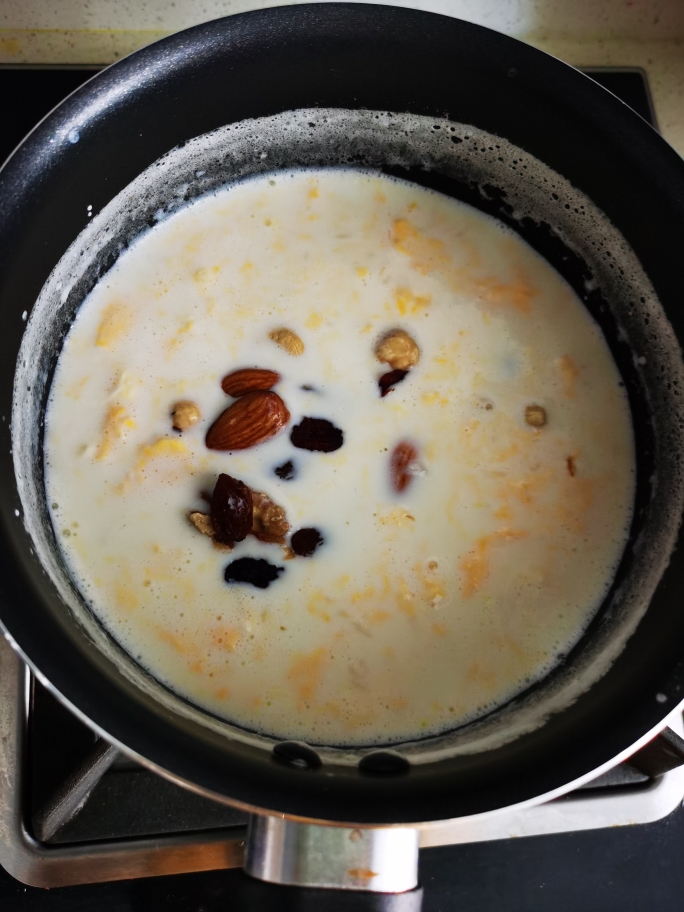 牛奶鸡蛋芡实米酒羹的做法