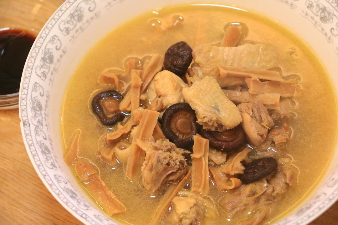 超好喝的笋干香菇鸡肉汤的做法