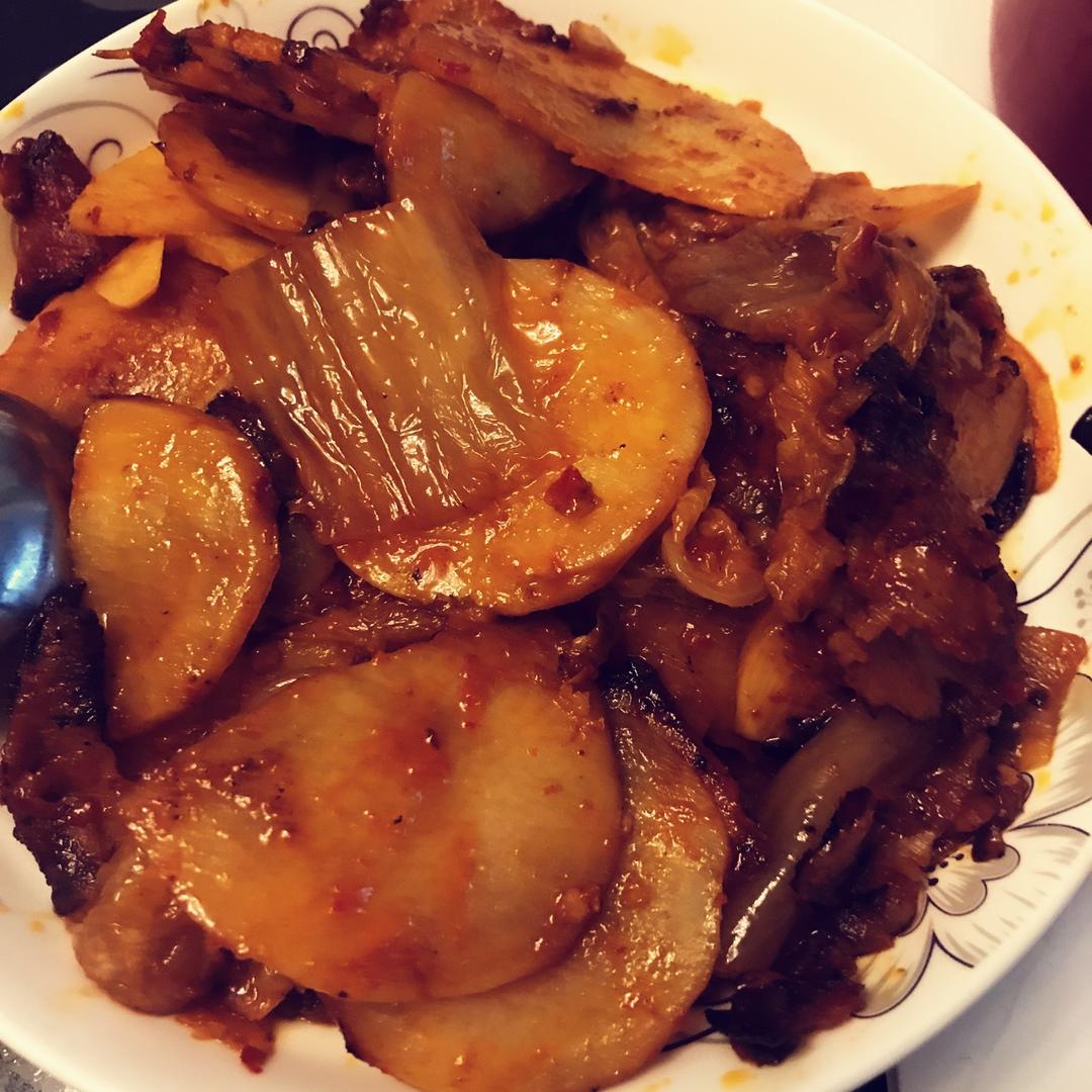 土豆片炒泡菜（辣白菜）