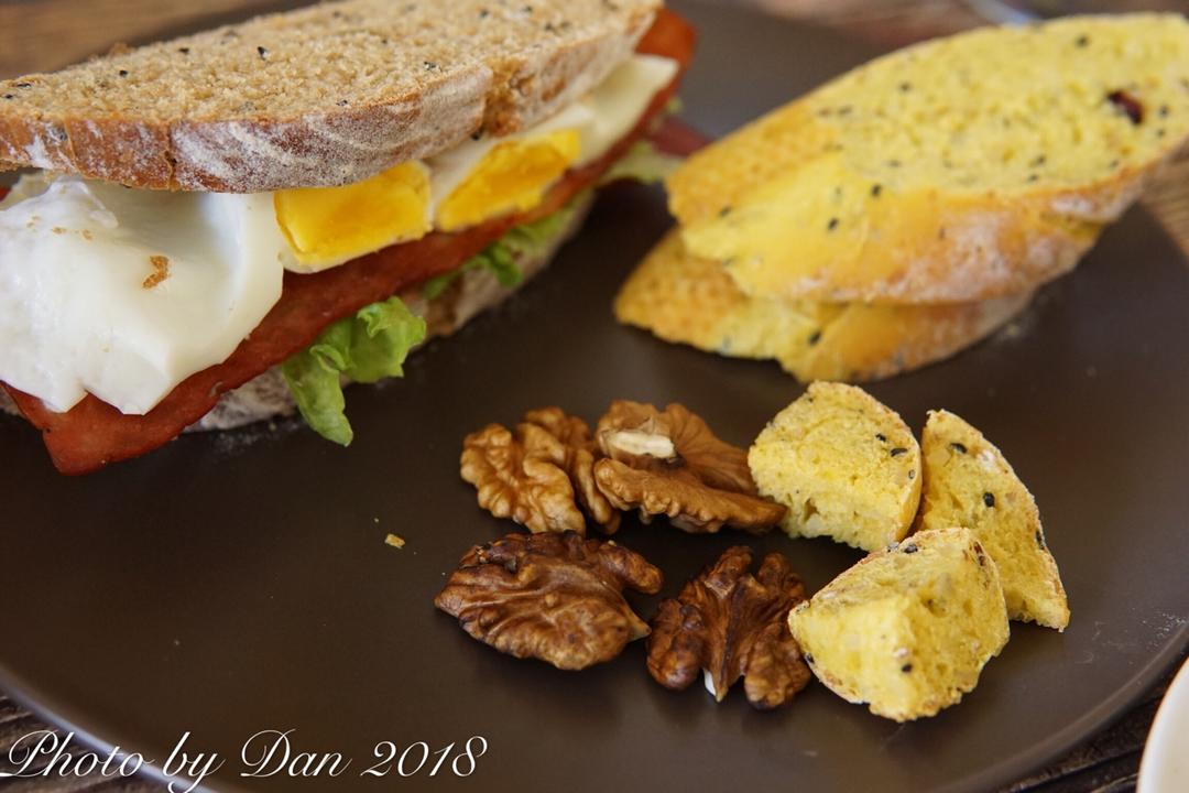 黑糖燕麦红枣核桃黑芝麻软欧