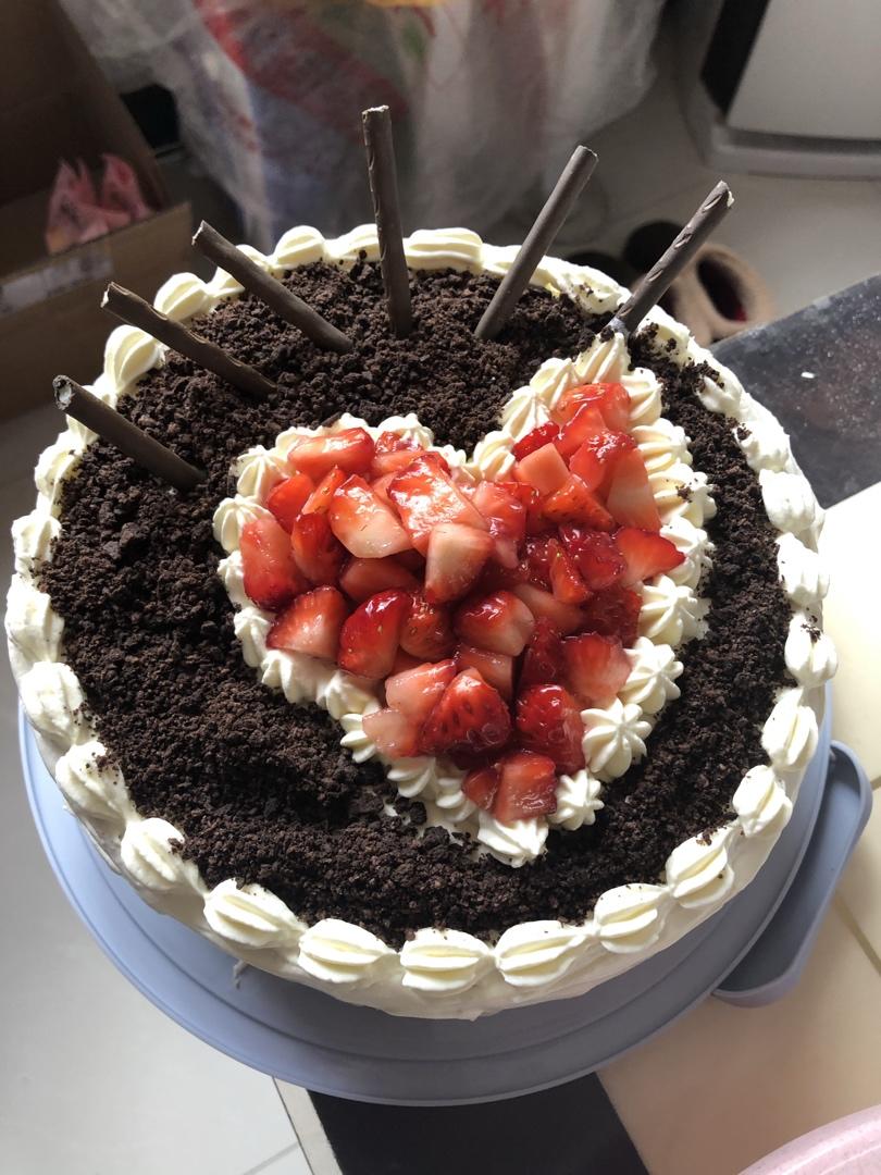 八寸生日蛋糕今天女儿生日,希望她喜欢妈妈做的这个蛋糕iphone 拍摄于