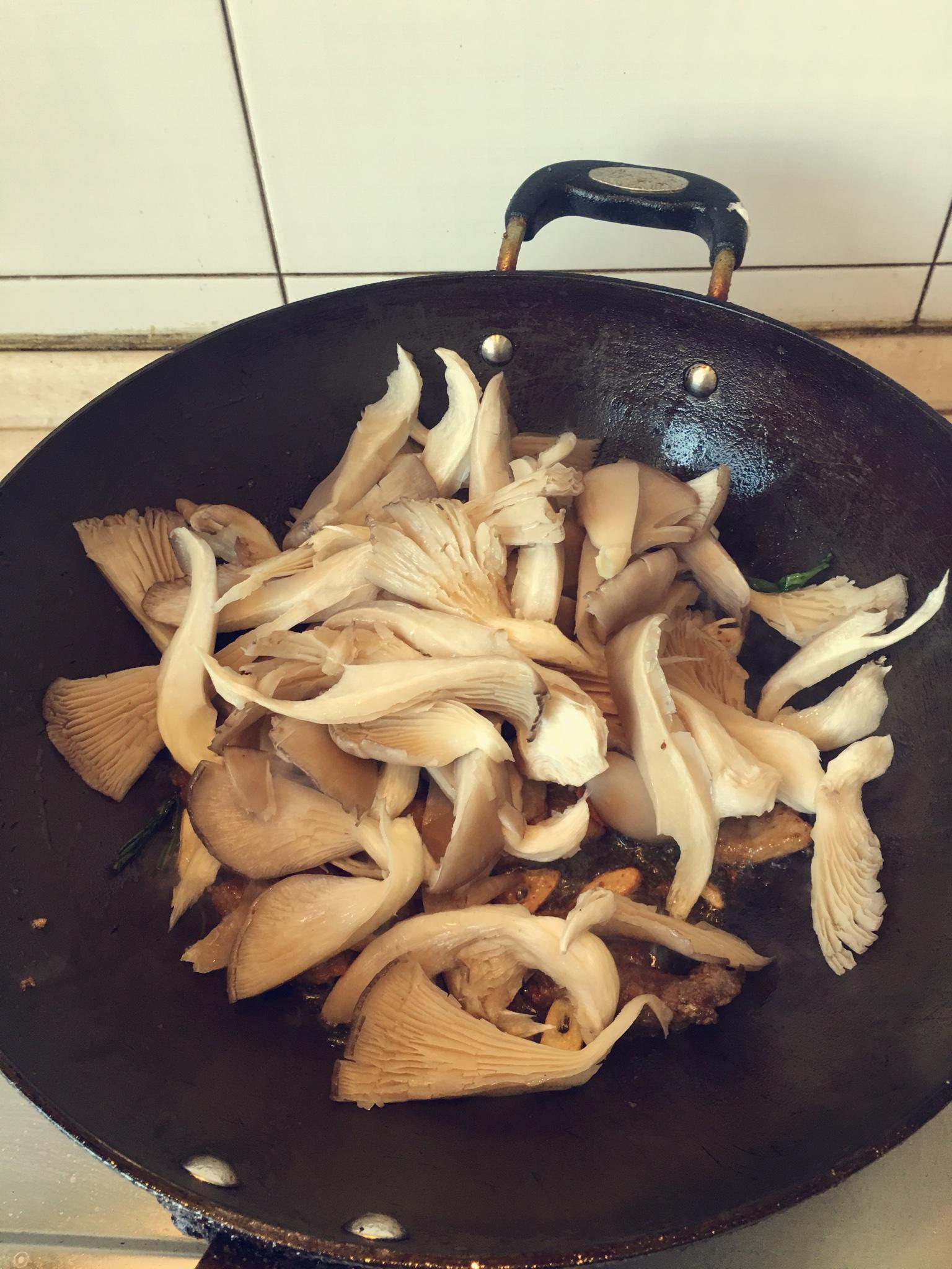 蘑菇炒肉的做法 步骤7