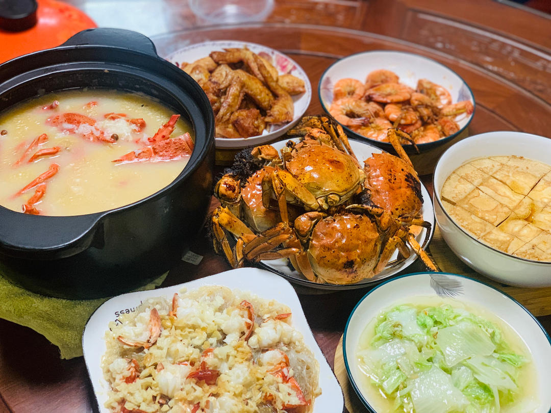 超暖心的龙虾海鲜砂锅粥，龙虾一虾两吃，煲粥清蒸鲜到没朋友