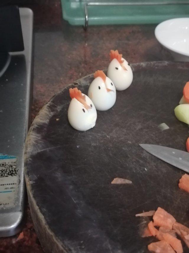 雄赳赳气昂昂的小公鸡--鸡蛋摆盘