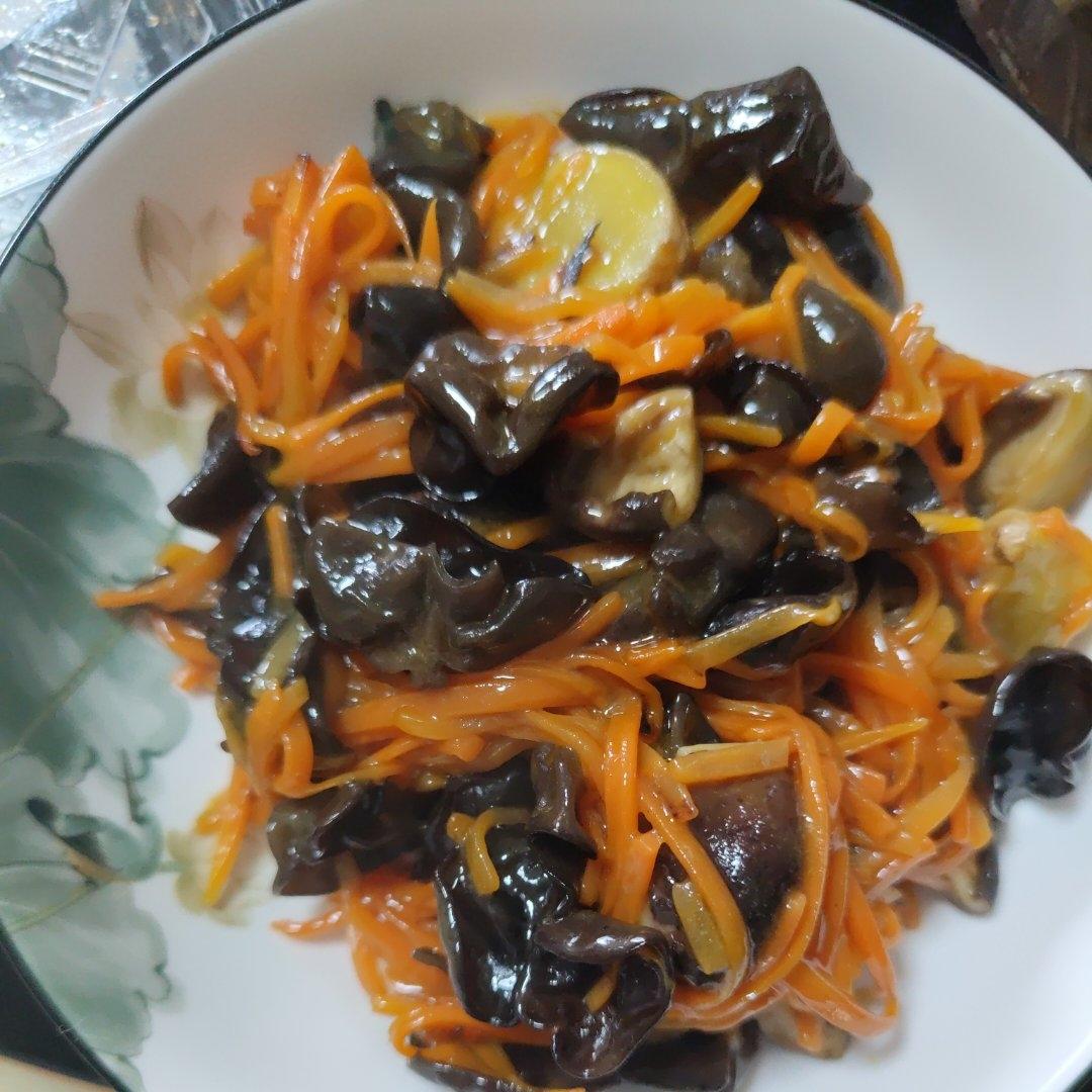 胡萝卜香菇炒木耳
