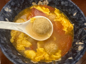 大热天营养开胃番茄鸡蛋鱼圆汤的做法 步骤6