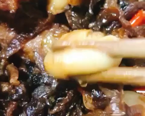 大蒜梅干菜焖排骨的做法