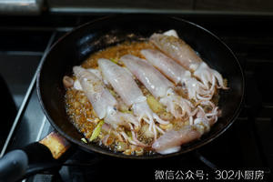 红葱油焗小管鱿鱼 <302小厨房>的做法 步骤10
