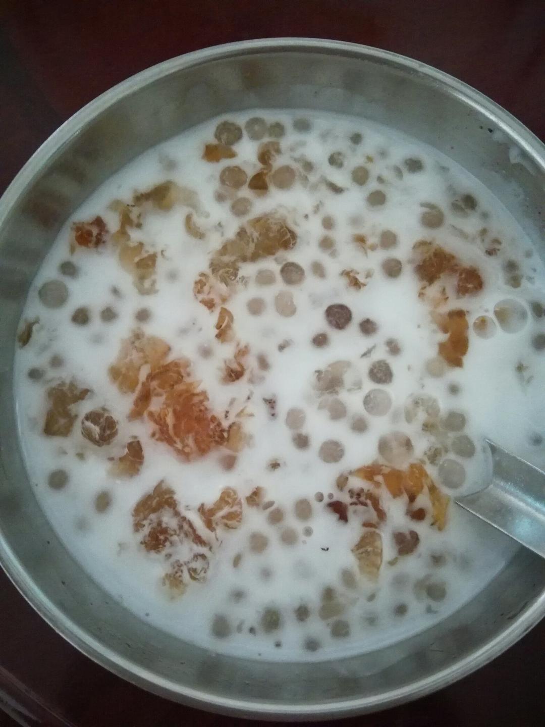 椰汁桃胶西米露