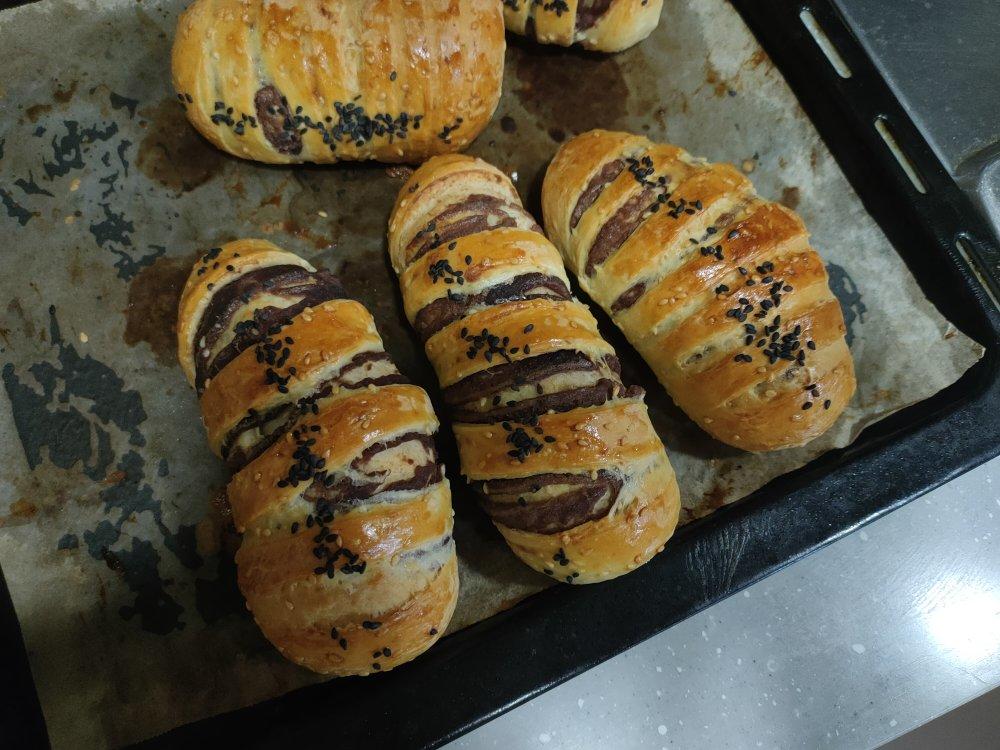 街头卖爆的毛毛虫豆沙面包