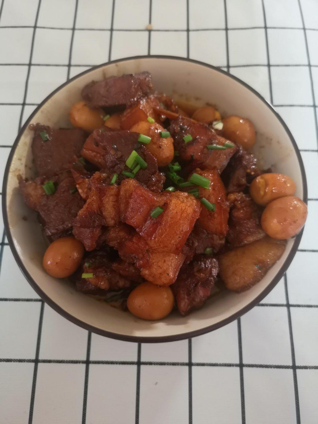 加了鹌鹑蛋后，这盘红烧肉，美味的逆天啦——鹌鹑蛋烧肉（孔瑶食谱）