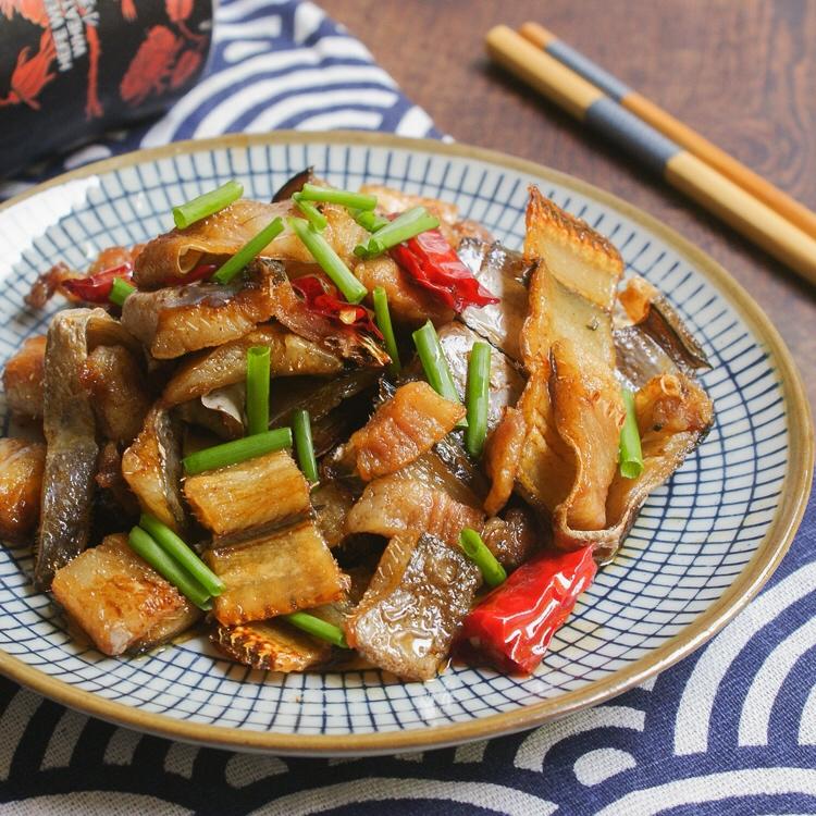 五花肉炒鳗鱼干的做法 步骤8