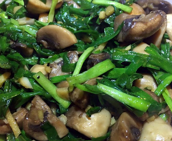 孜然口蘑煸韮菜的做法