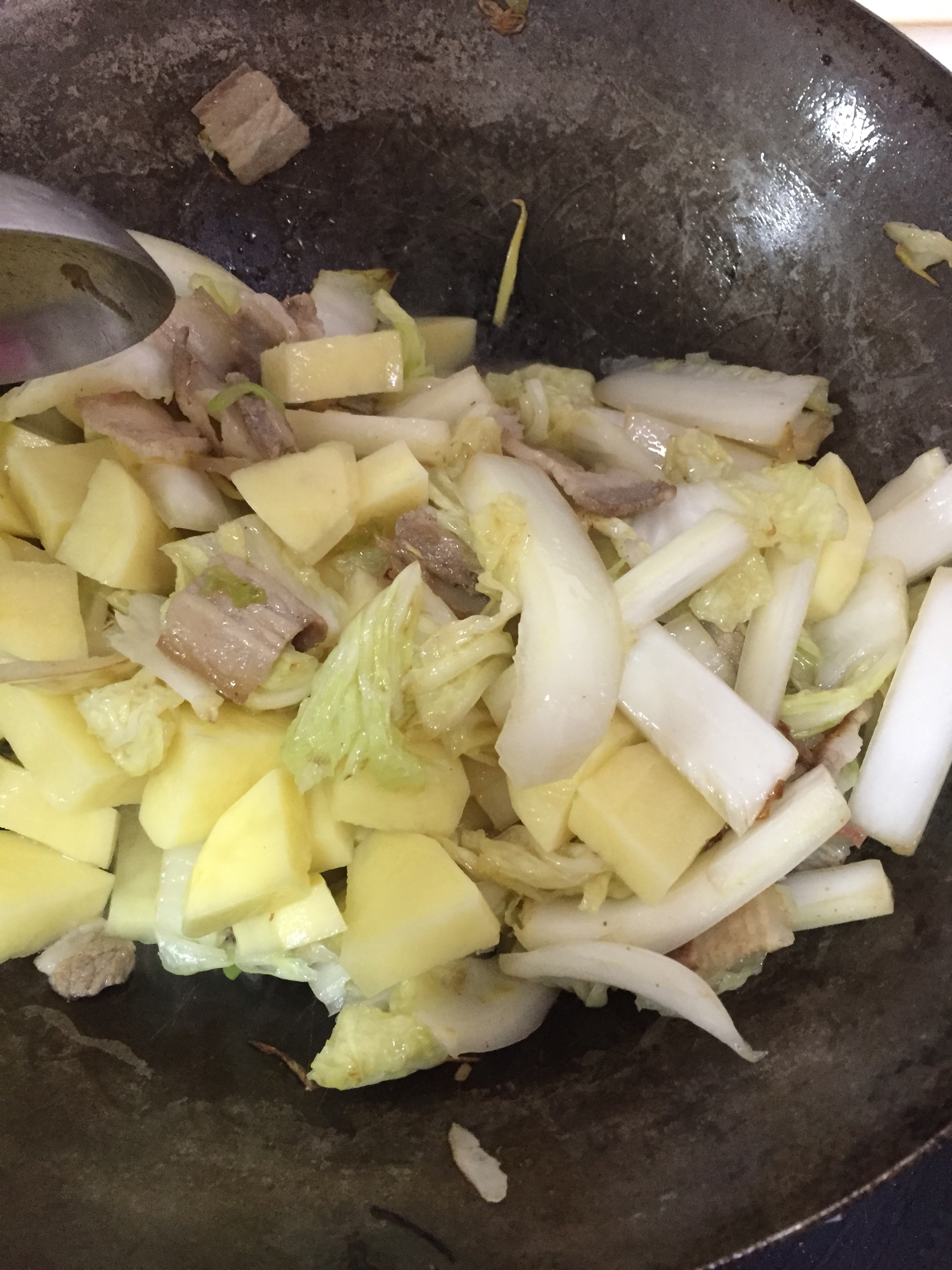 东北炖之白菜五花肉炖土豆的做法 步骤7