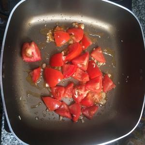 番茄蒜粒青椒绿辣椒马铃薯面筋的做法 步骤1
