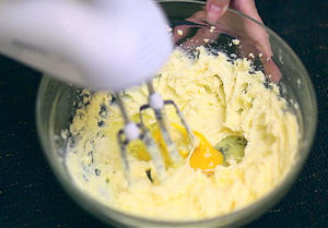 柠檬汽水磅蛋糕的做法 步骤3