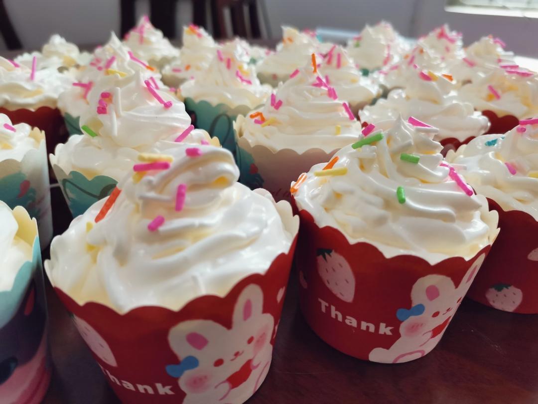 l灿灿闪闪做的网红奶油纸杯蛋糕(八寸戚风蛋糕版)