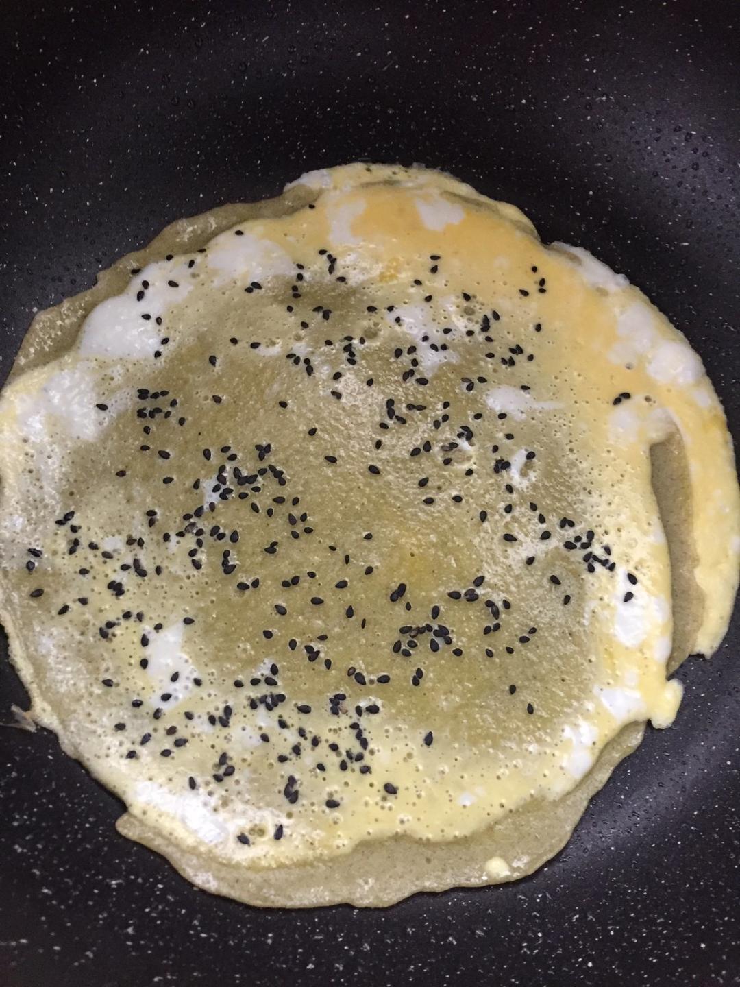 煎饼果子。面糊和薄脆