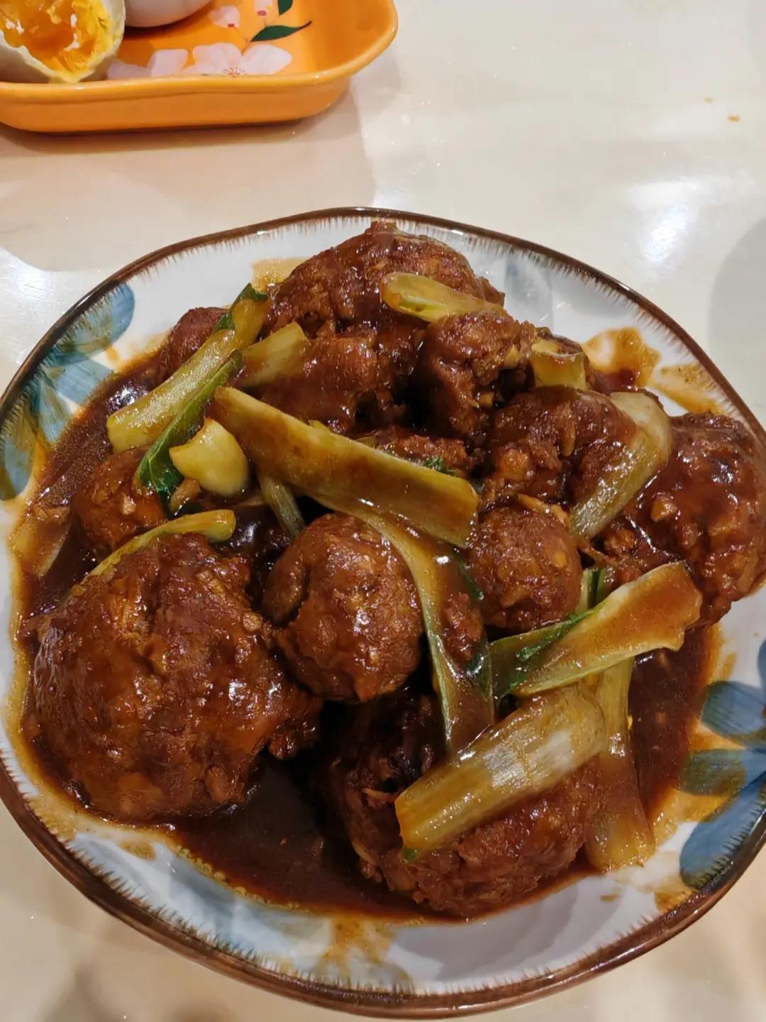 咸蛋黄狮子头