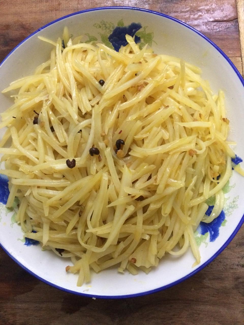 家常菜 炒土豆丝 朱古力july-1做的炒土豆丝 赞 土豆,干辣椒,葱丝,糖