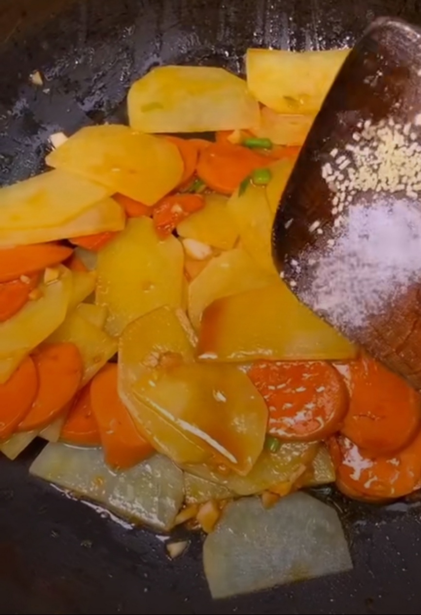 家常素菜-火腿炒土豆片的做法 步骤7