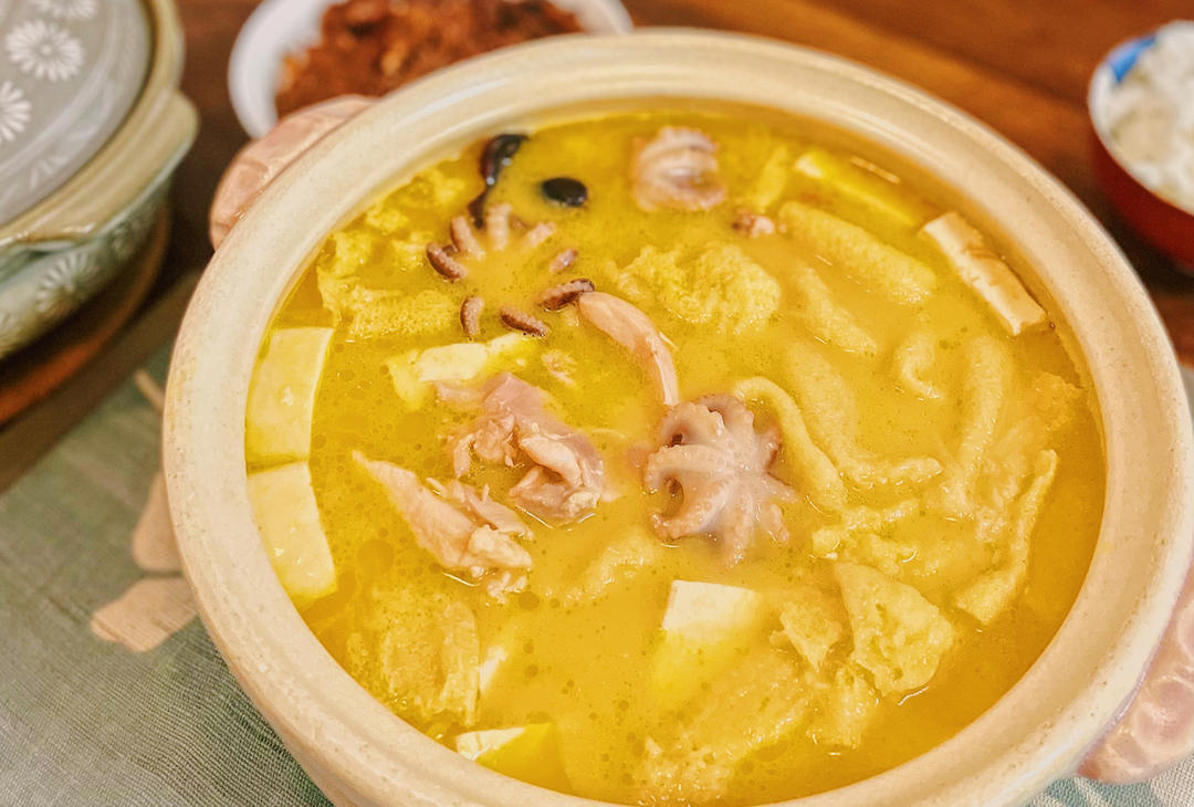 金汤花胶炖鸡煲