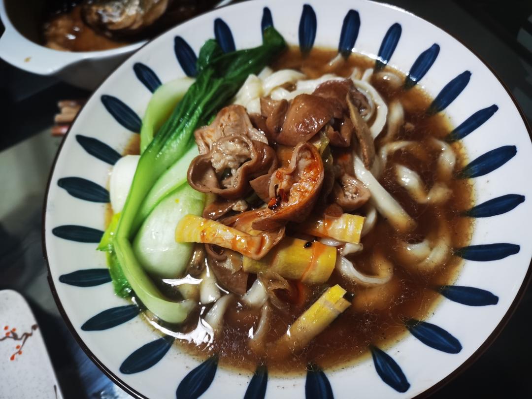 砂锅肥肠面