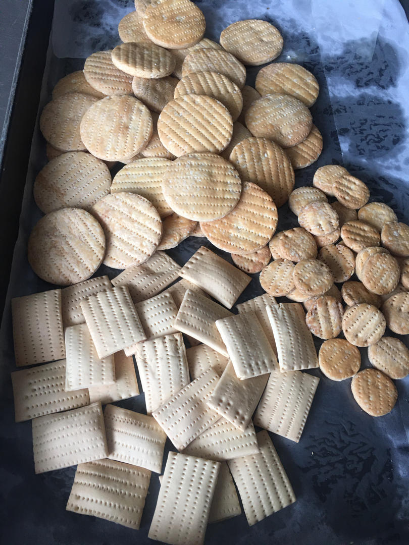 高钙奶盐苏打饼干