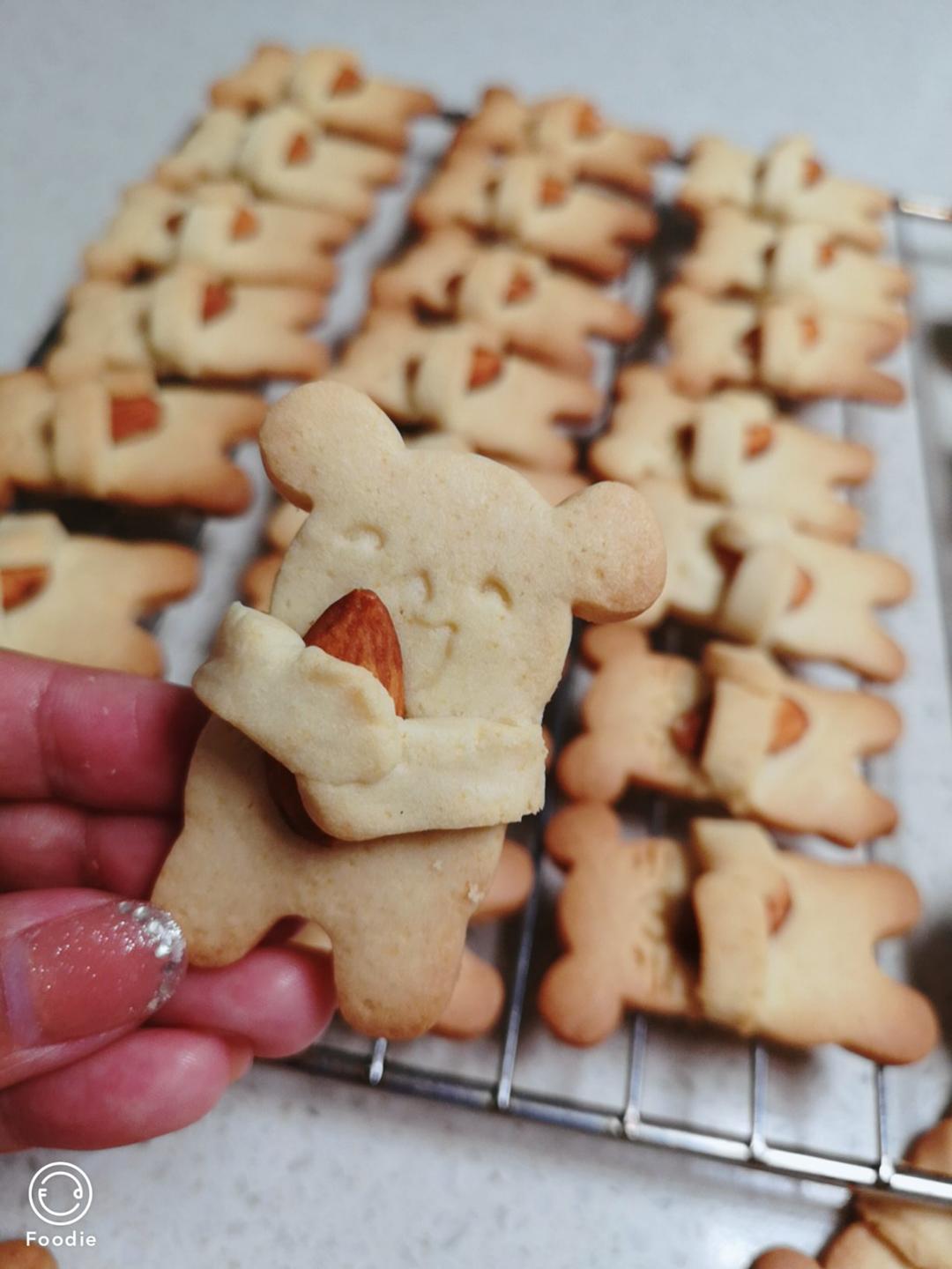 「ʕ·͡ˑ·ཻʔෆ⃛ʕ•̫͡•ོʔ喜欢杏仁的抱抱熊饼干」