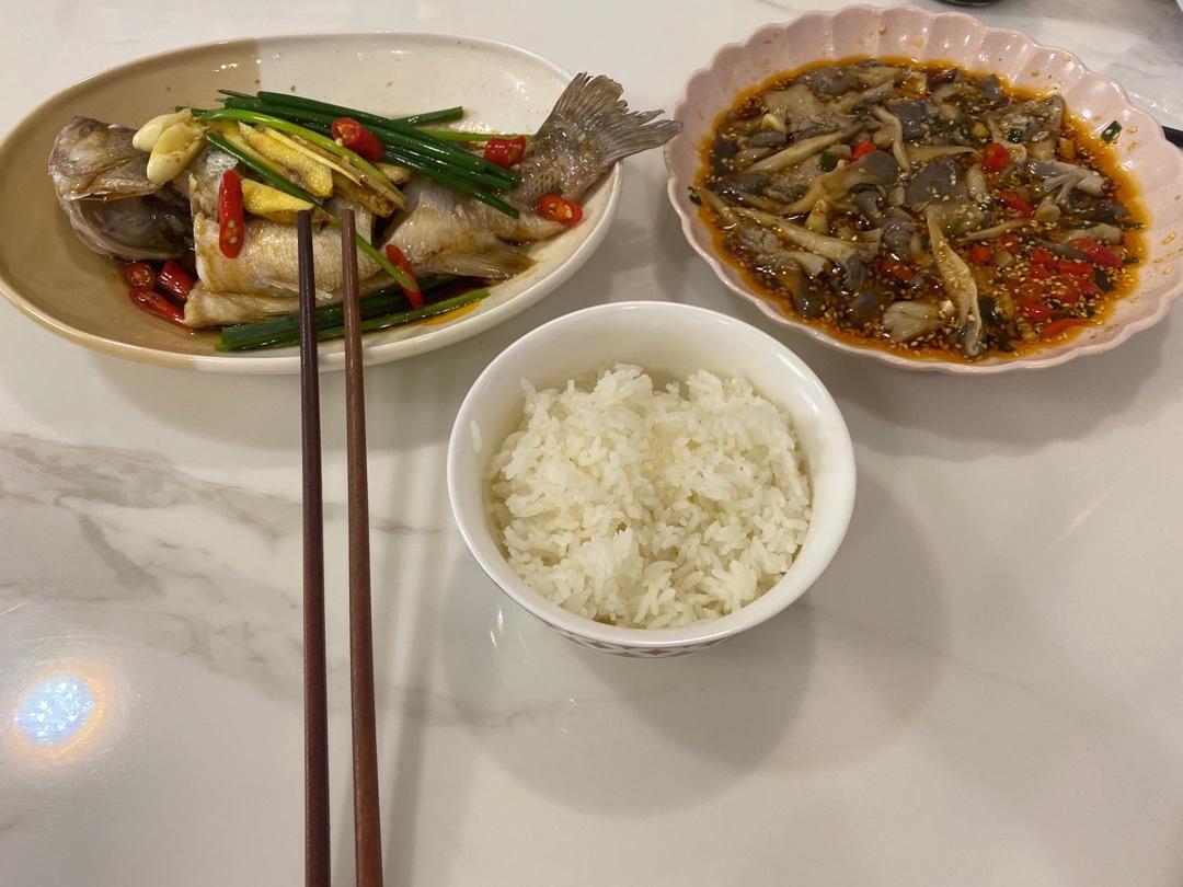 拌一盘光一盘‼️好吃到无法停下来的节奏😋😋凉拌平菇