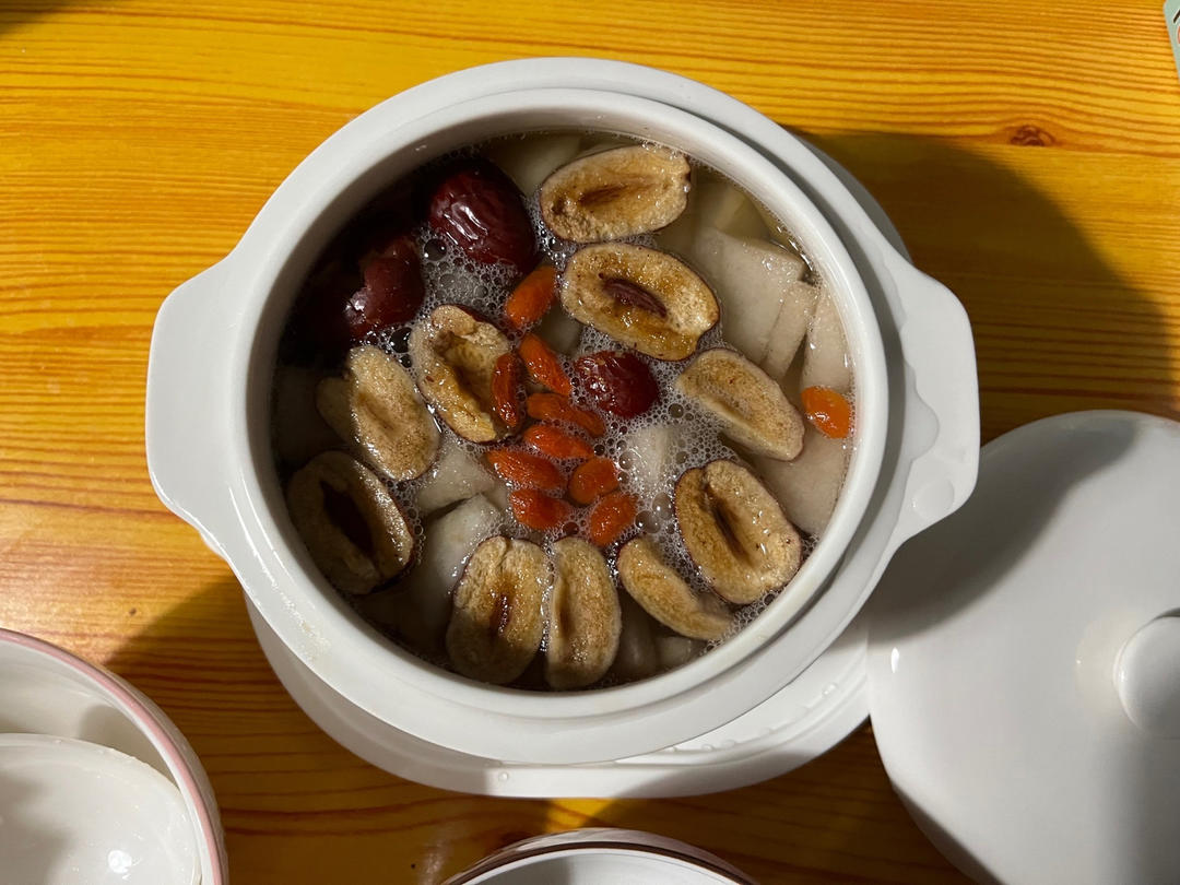 冰糖雪梨汤（清热降火，润肺止咳）