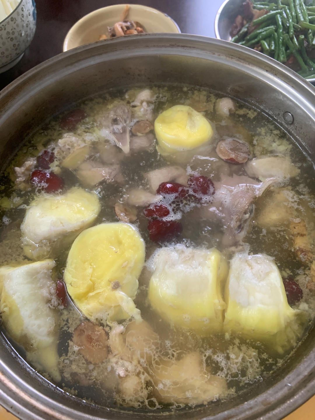 超级简单又好喝的
榴莲椰子🥥煲鸡汤