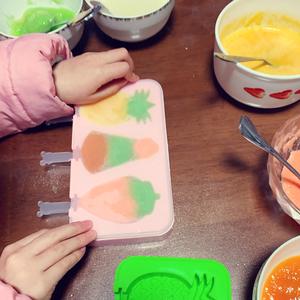 亲子厨房：Lisa做彩色冰糕（水果）的做法 步骤4