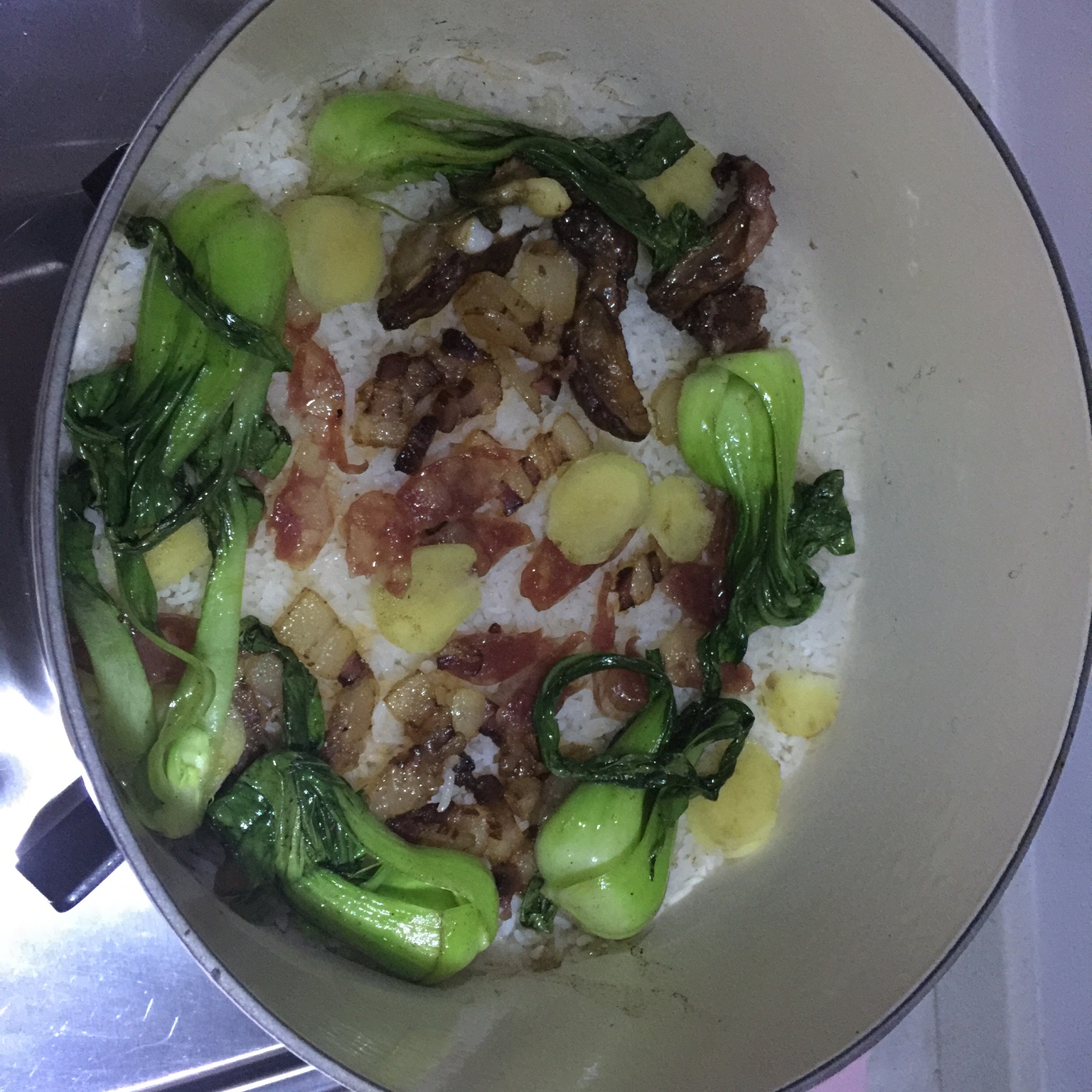 广式腊味煲仔饭