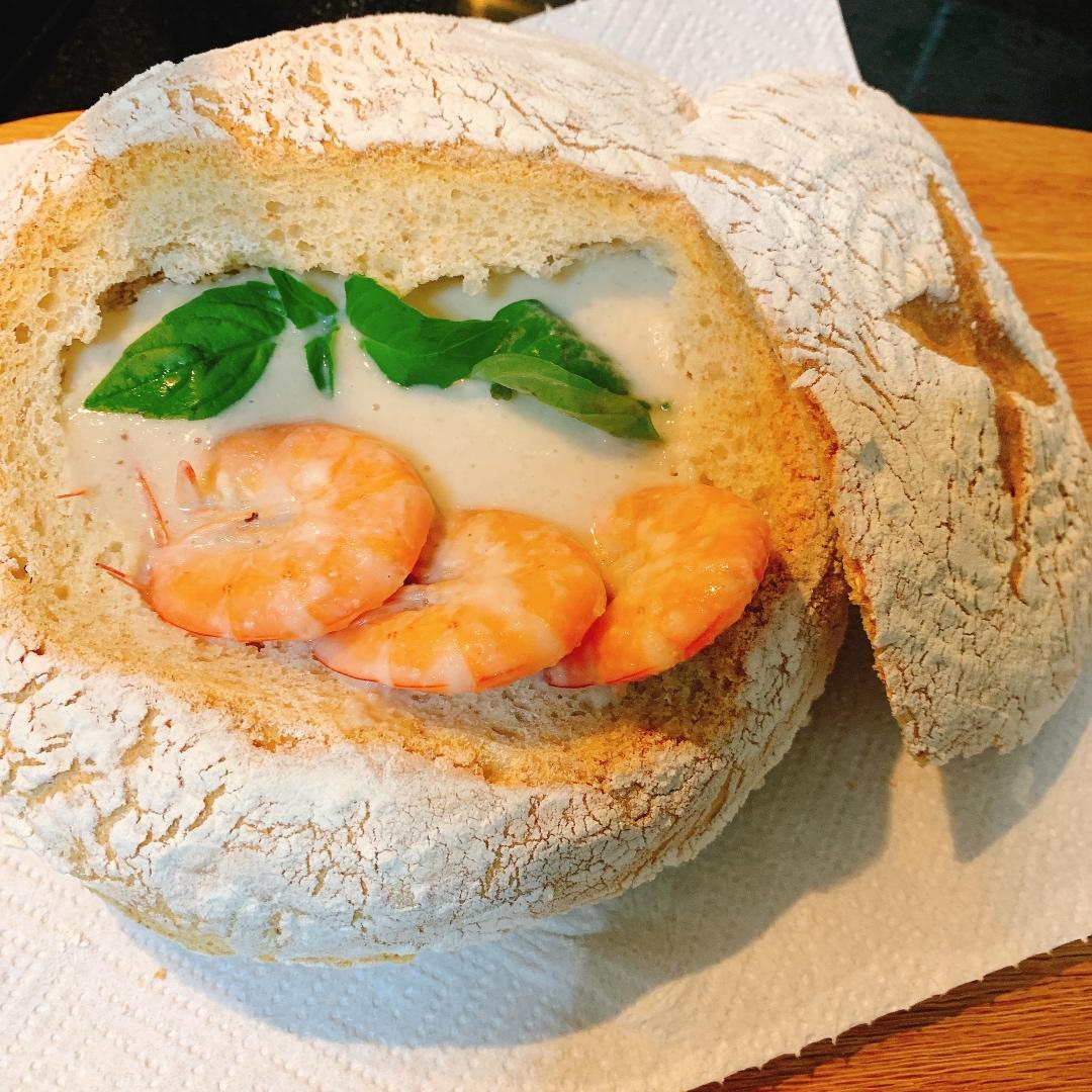 海鲜浓汤面包碗