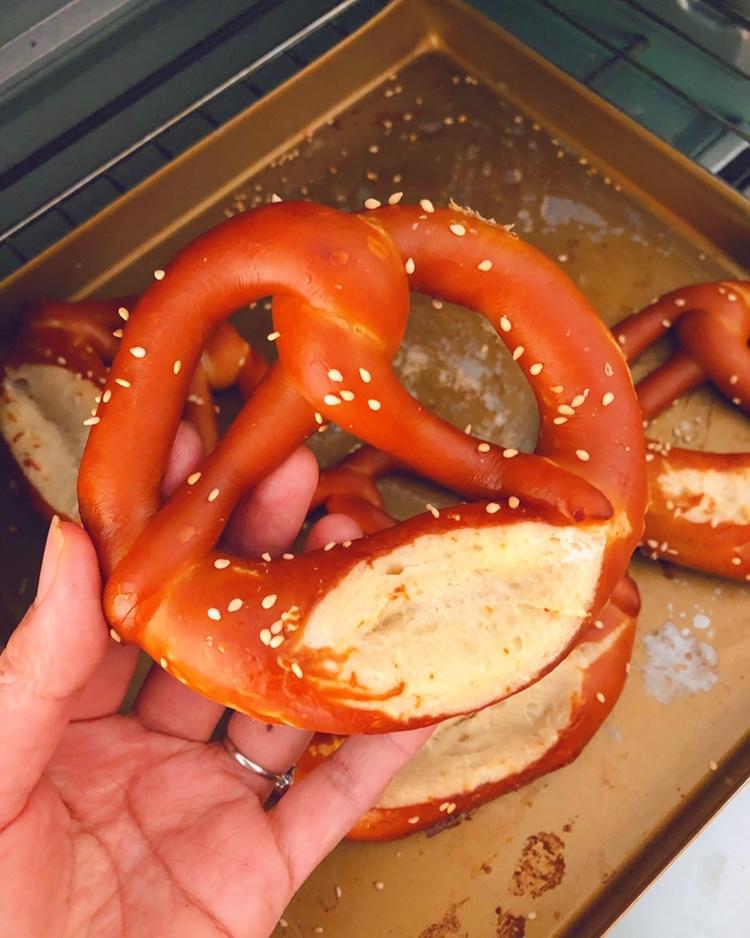 德国碱水面包Brezen（普雷节、巴伐利亚面包、扭结面包）