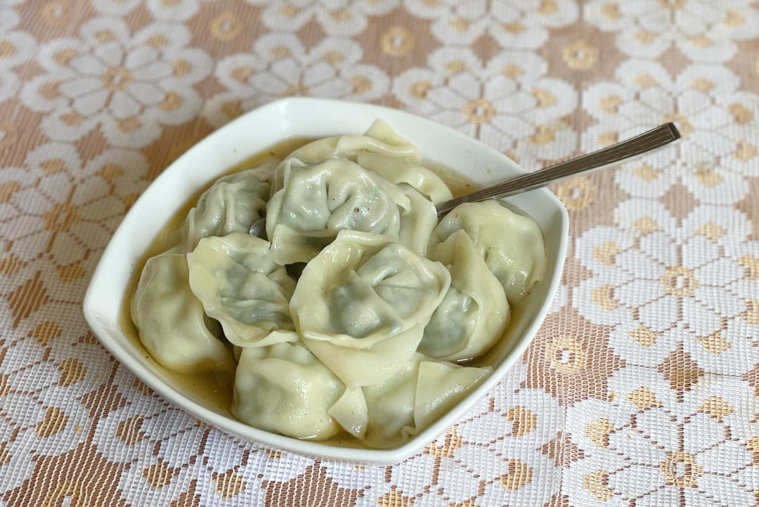 饿了吗？给你做碗槐花肉馄饨