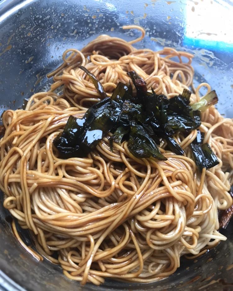 咚个隆地咚做的葱油拌面