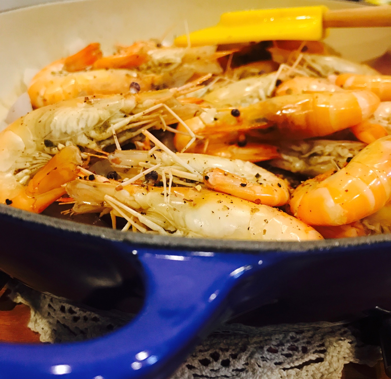 鑄鐵鍋之胡椒蝦的做法
