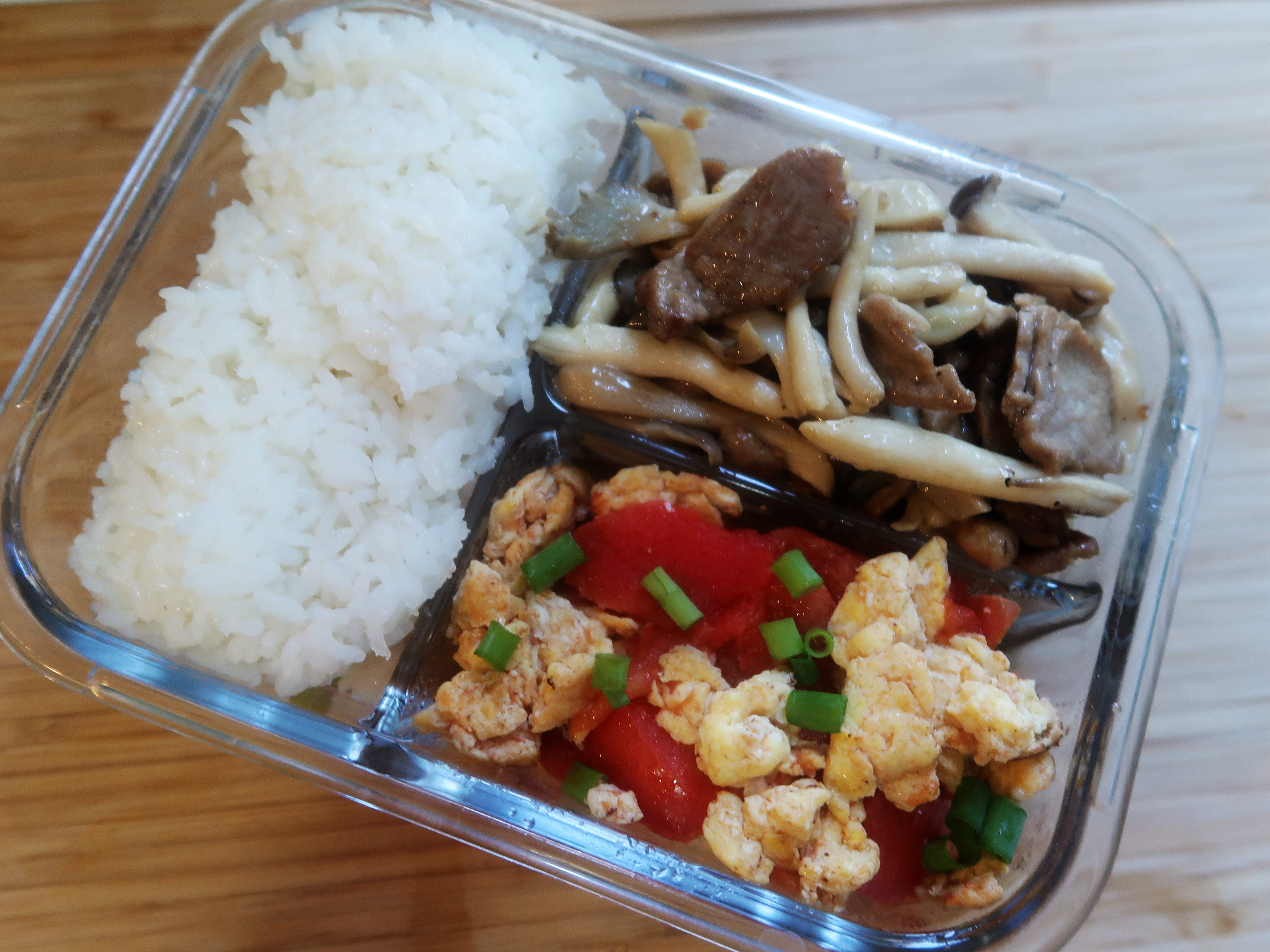 快手午餐便当饭盒——杂蘑炒肉和番茄炒蛋的做法