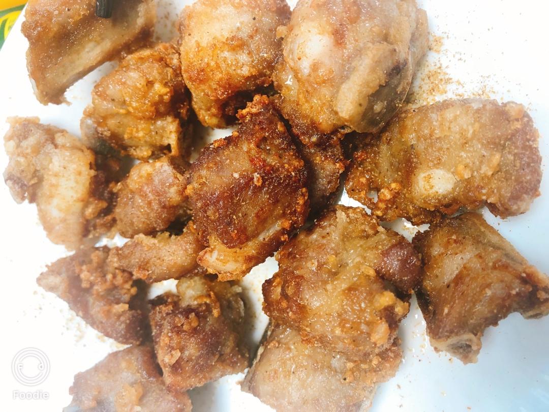我家排骨从不红烧，加一些大蒜，出锅香喷喷，孩子吃完舔手指
