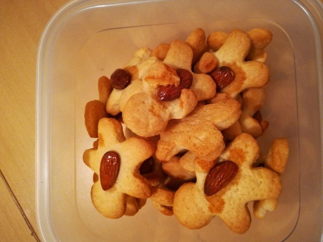 小熊抱杏仁饼干