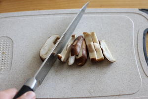 快手菜--家常炒香菇的做法 步骤1