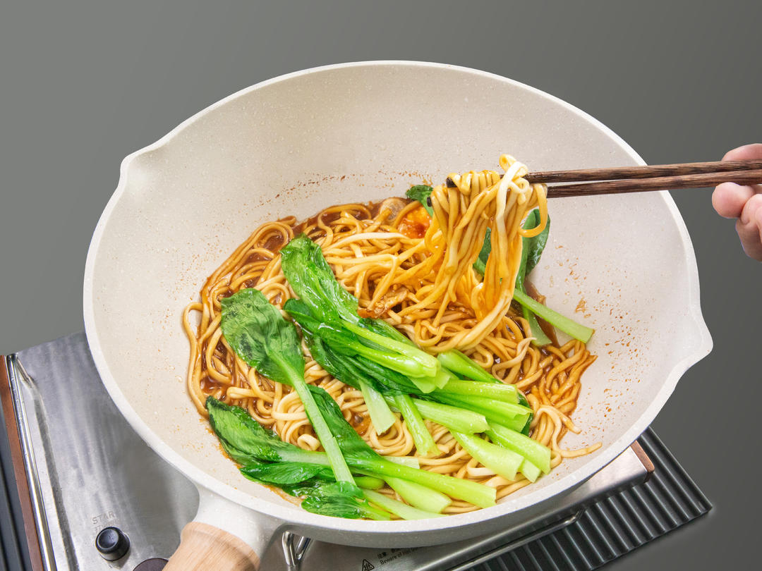 蚝油荷包蛋焖面的做法 步骤4