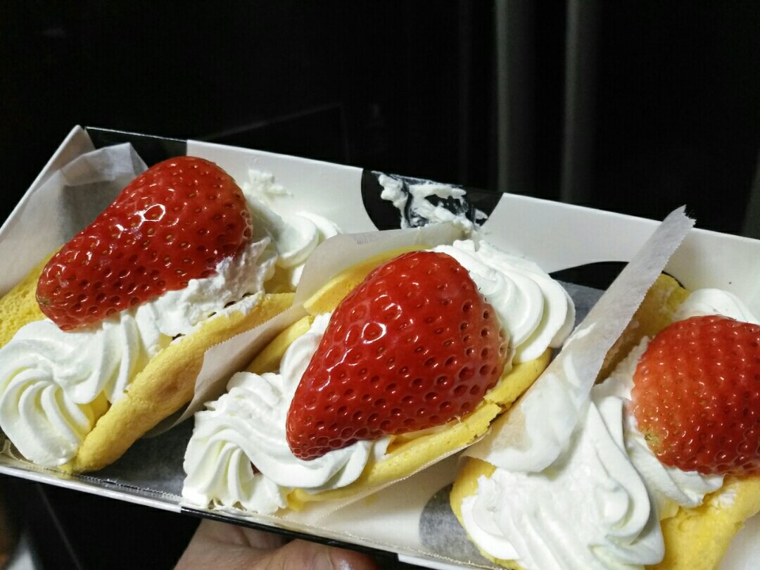 韩国最热门的甜品店Le Bread Lab的草莓蛋糕卷