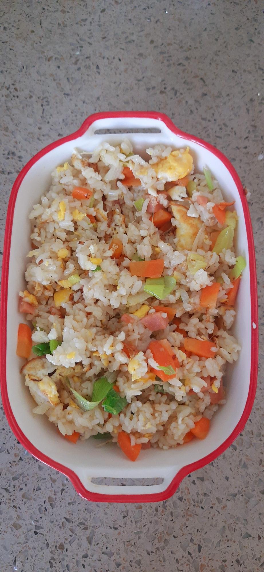 大葱胡萝卜火腿肠煎蛋炒饭的做法