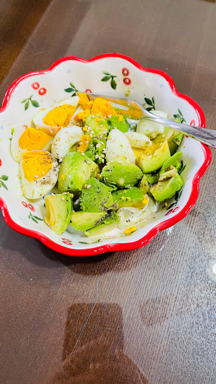 低碳生酮牛油果鸡蛋沙拉