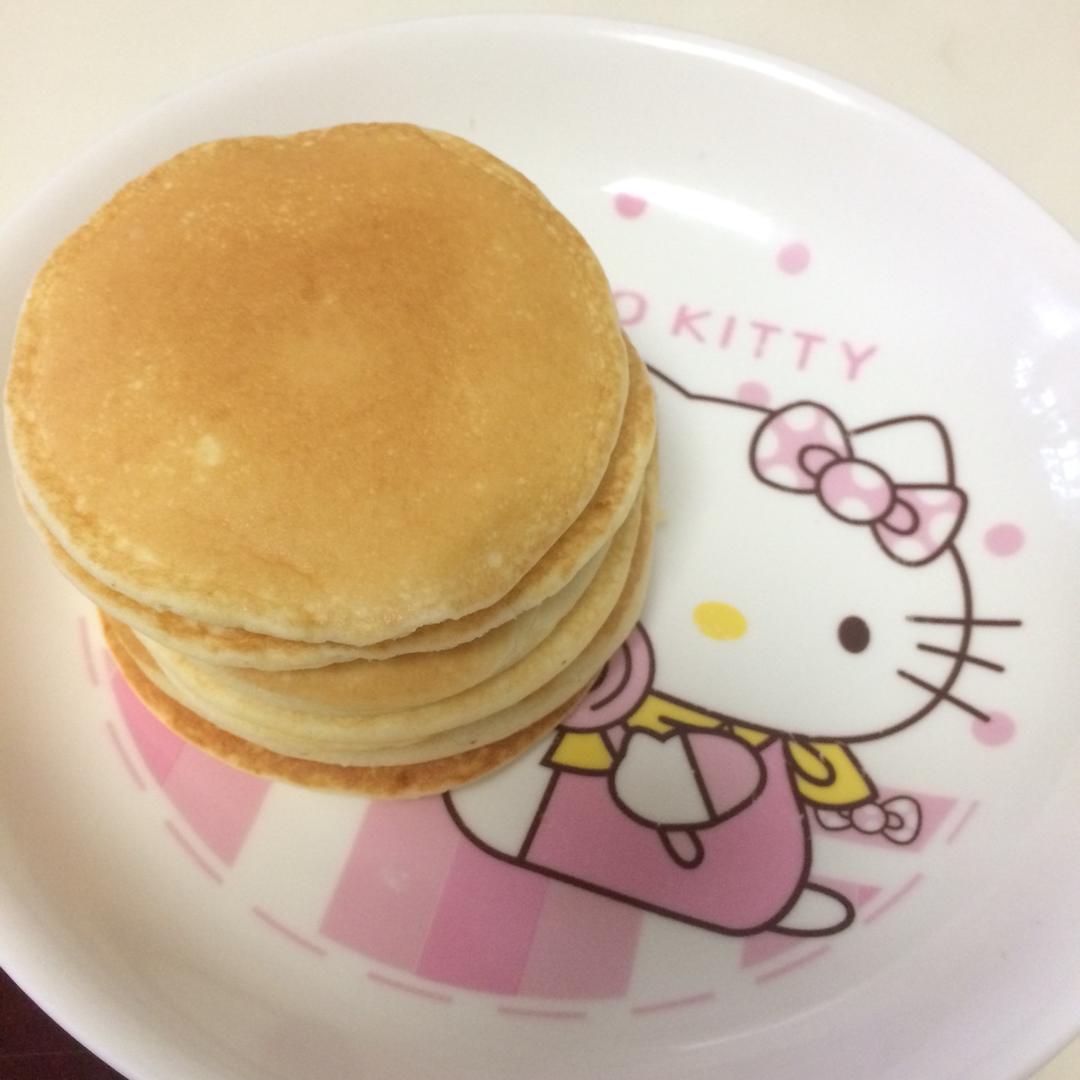 【酸奶松饼yogurt pancake】，搭上黑莓果酱和枫糖的美味。
